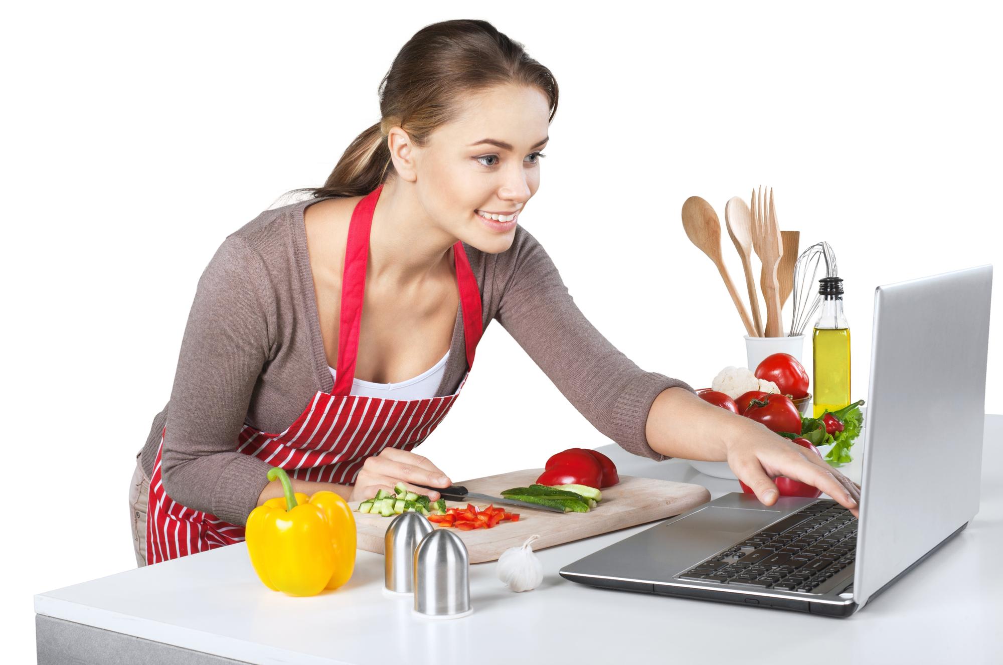 Cucina domestica moderna con ingredienti freschi