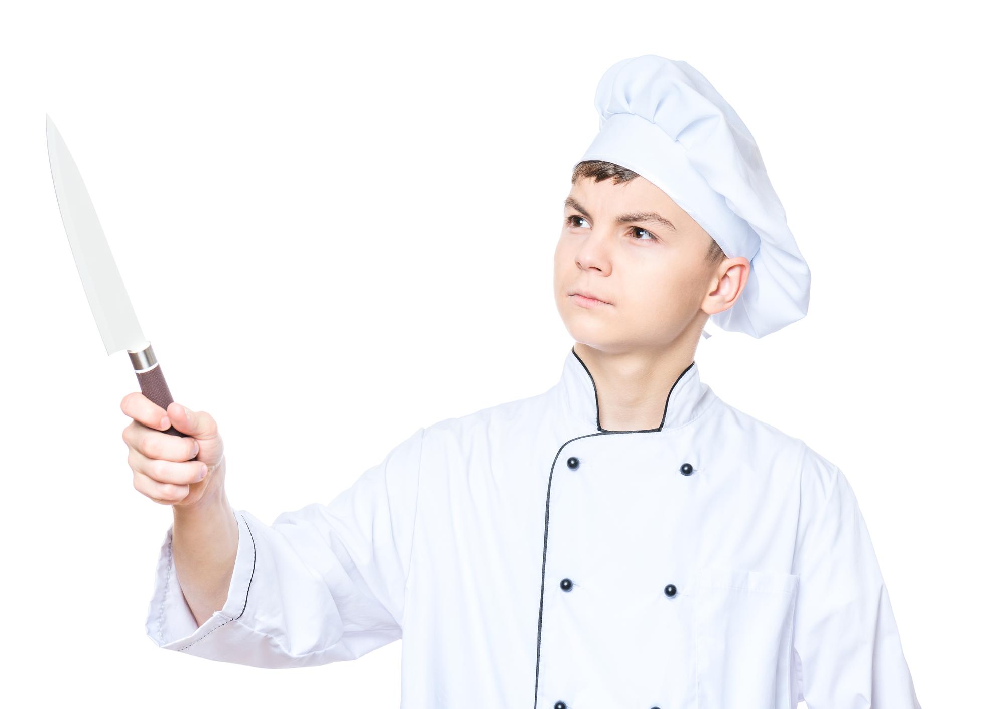 Chef mostra la tecnica di taglio a uno studente